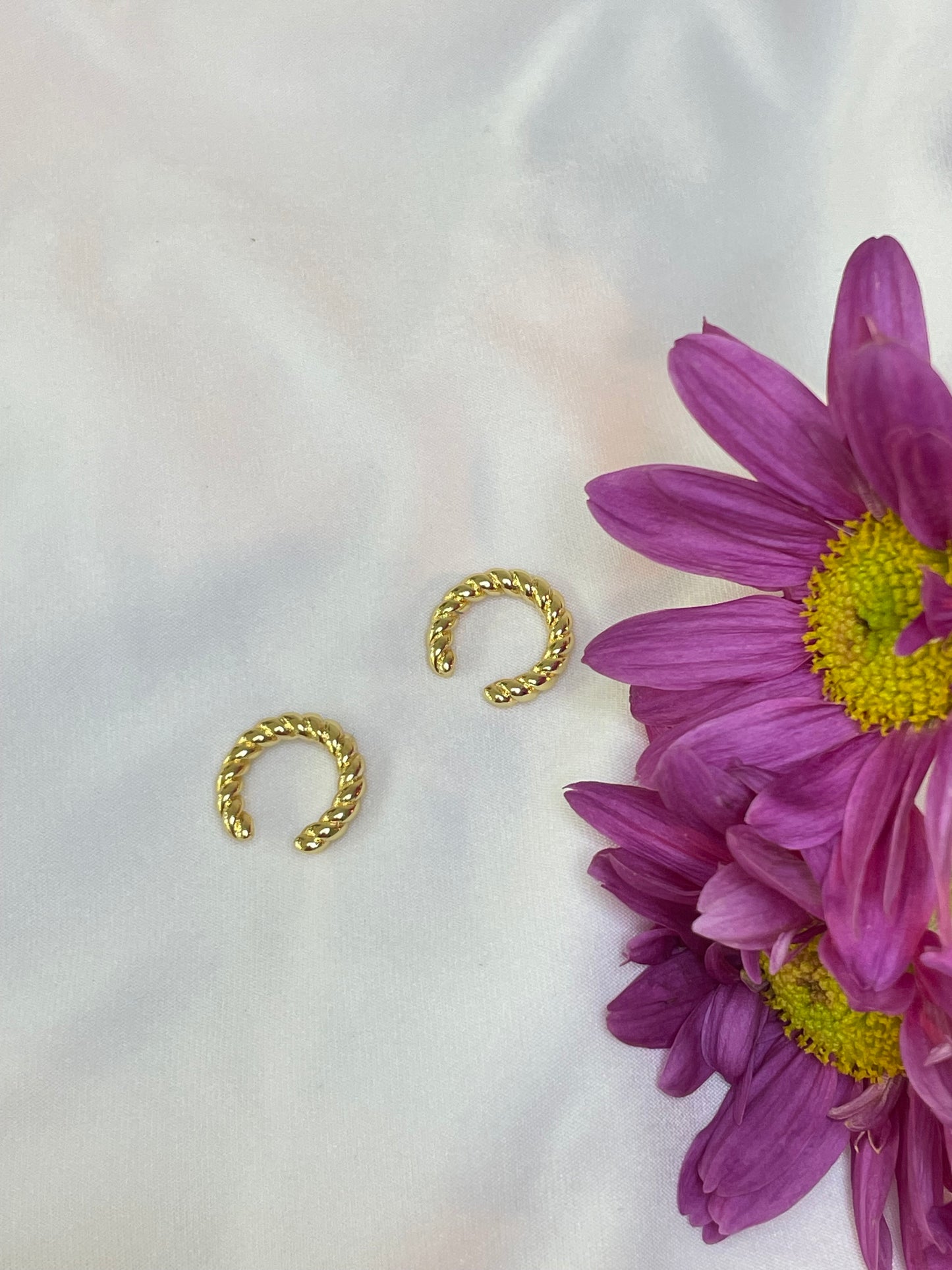 Twist Earcuff Gold